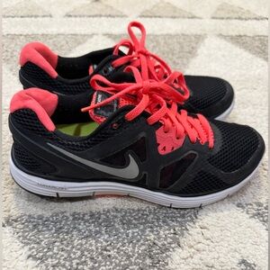 Nike Black and Pink Athletic Shoes with Breathable Mesh and Sleek Design
